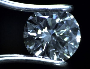 vvs2 round cut diamond on holder