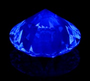 钻石在黑光下具有非常强的蓝色荧光