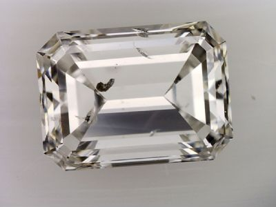 翡翠切割钻石的深色水晶