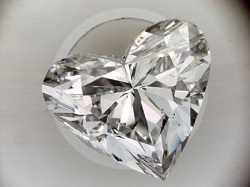 心形钻石具有良好的对称性