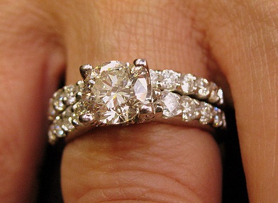 圆形明亮切割钻石戒指配搭配婚纱带