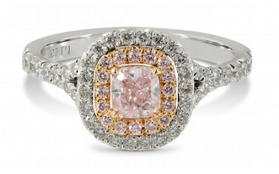 2色双光环订婚戒指与粉色钻石